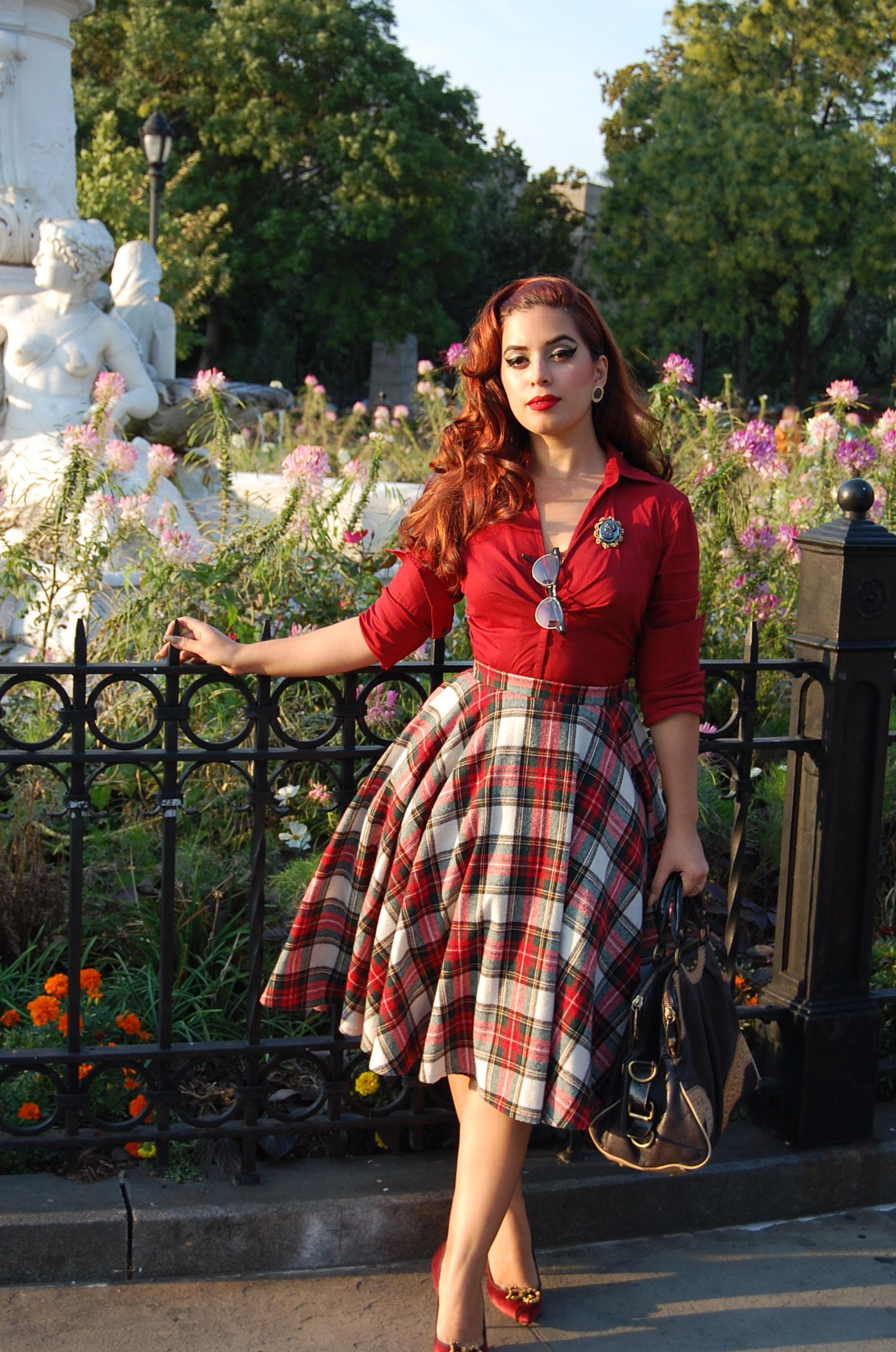 Plaid circle skirt | Rockabilly fashion outfits, Sixties fashion